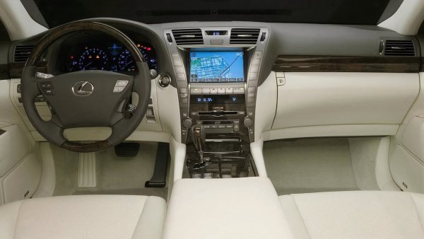 Може да има само един най-надежден употребяван луксозен автомобил и в случая тази награда отива при Lexus LS 460 от 2011. Не само, че е невероятно достъпен, но е единственият модел, който може да се похвали с качество и надеждност над 90, плюс това има само 13 оплаквания и нито една сервизна акция. До ден днешен този модел остава една от най-примамливите луксозни опции.