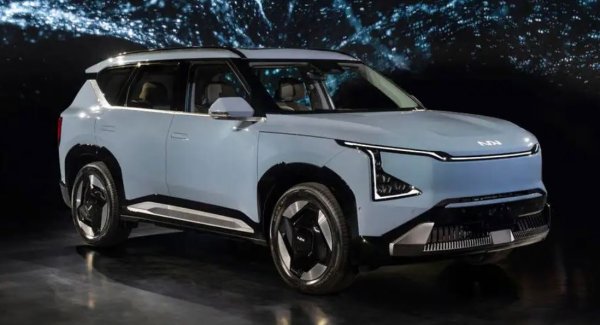 Kia EV5 ще бъде електрическа алтернатива на популярния SUV Sportage, с подходящ за семействата интериорен дизайн. Задната седалка може да се сгъва напълно, например, а в багажника има отделение за съхранение, което може да съхранява храна и напитки - горещи или студени. Очаква се цената да започва от 40 000 паунда.