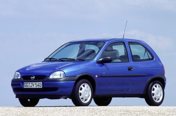 През 1998 г. Opel Corsa успява да покори световния връх, записвайки повече от 910 000 продажби за период от 12 месеца. Преди това – от 1974 г., неизменно лидер е Toyota Corolla. Японският модел си връща първата позиция през 1999 г.