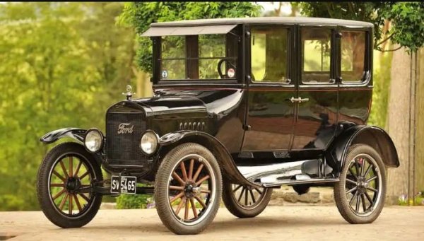 Преди Corolla на първо място най-често е VW Beetle, като това се отнася най-вече за 60-те години на миналия век. Най-доброто постижение в историята обаче принадлежи на Ford F-Series, който през 1923 г. записва 2,06 млн. продажби.