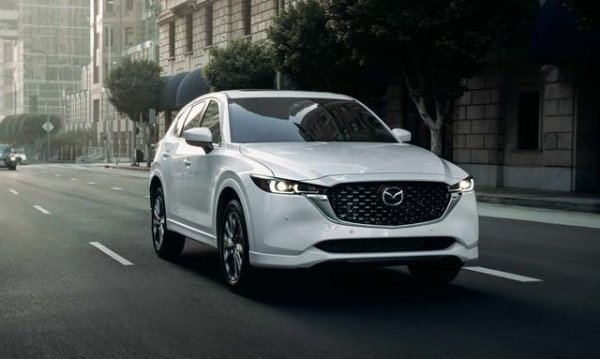 Най-достъпната версия с AWD на японския кросоувър е с двулитров бензинов мотор със 165 коня и с ръчни скорости (още около 3,000 лева доплащане ще ви осигурят автоматик). Максималният просвет е 192 или 200 мм, в зависимост от джантите.

Цена през 2022: 63 290
Цена през 2021: 58 690
Цена през 2020: 56 980