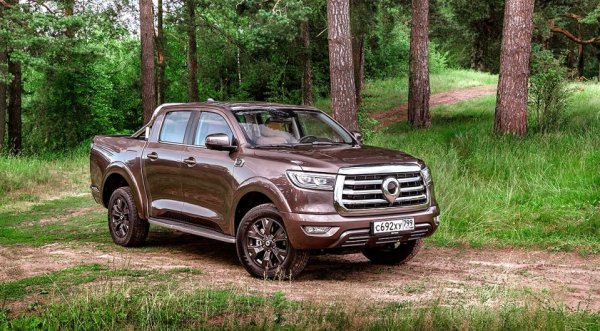 Трябва да отбележим, че това е цената за товарната версия на китайския модел, който замени в гамата стария Steed 7. Пътническата му версия с 4х4 започва от 73,990 лева. Новият двулитров турбомотор развива 190 конски сили и е съчетан с 6-степенна ръчна трансмисия. 4х4 системата си е от BorgWarner, а просветът даже е пораснал малко до внушителните 235 мм. 

Цена през 2022: 42 990 (за Steed 7)
Цена през 2021: 46 990
Цена през 2020: 39 990 
