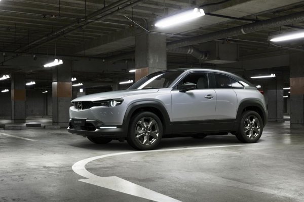 Дълго време по-малките японски компании се пазеха от скъпи опити в областта на електромобилите, но със затягащите се регулации в ЕС и Китай са принудени да отстъпят. Първият електромобил на Mazda е свеж на вид кросоувър, чиито задни врати приятно ни напомнят на легендарната RX-8. Батерията е скромна, 35.5 киловатчаса, но това ще направи и крайната цена по-достъпна. Японците обмислят също да ползват тук роторен двигател като удължител на пробега. 
