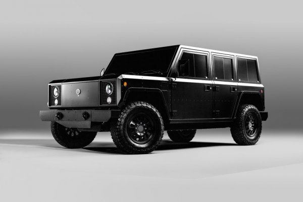 Bollinger е стартъп от щата Мичиган, който работи върху електрически SUV и пикап с дизайн от старата школа. И двете машини ще предлагат по 614 конски сили, 4.5 секунди от 0 до 100 км/ч и 120-киловатчасова батерия, достатъчна да гарантира около 330 км обхват по американския тестов цикъл, или към 400 км по европейския. Просветът ще е цели 38 см, така че тези машини ще стават и за офроуд. Макар че цената от 125 000 долара е донякъде пречка за приключения в калта. 
