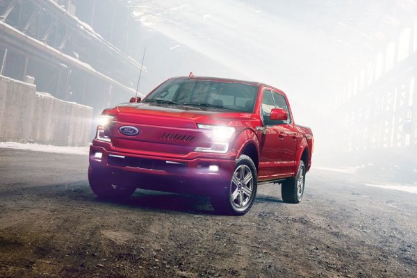 Опитите на САЩ да се преставят като лидер в екологията винаги са били поставяни под съмнение от факта, че най-продаваният автомобил там е огромен, задвижван от V8 пикап. Но сега Ford се готви да пусне чисто електрическа версия на F-150, и даже вече показа прототип, който изтегли 500 тонен товар (от качени върху вагони бензинови F-150). Eдинственият проблем е, че цената му вероятно ще е над двойно над тази на конвенционалните братовчеди. Но ще разберем със сигурност догодина. 
