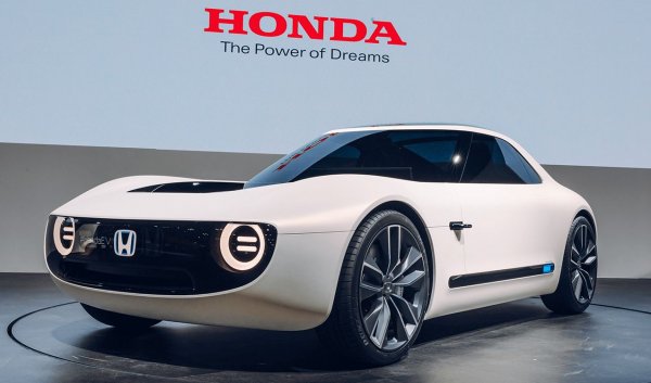 Още една японска компания, която наскоро обяви, че ще ускори електрификацията на моделите си за Европа. След очарователната Honda E, която вече се продава, можем да очакваме появата и на серийна версия на концепта Sports EV, показан преди две години. Детайли все още няма, но най-вероятно и тя ще ползва 35.5-киловатовия пакет батерии от Honda E. 
