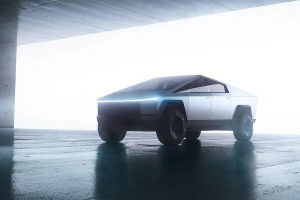 Дизайнът на това чудо е, меко казано, дискусионен. Но интересът е огромен - над четвърт милион души платиха на Илон Мъск депозит за него още в първите месеци след премиерата на концепта. Най-базовата версия, с около 400 км обхват, ще струва около 40 000 долара. 
