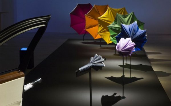 Skoda Superb също предлага вградени във вратите чадъри, при това напълно безплатно за определени нива на оборудване. При Ghost ще доплатите за тях... 1600 долара. Но тук чадърите са ръчно изработени и всеки елемент по тях - от ръкохватката до шарката - може да се проектира индивидуално по желание на клиента. 
