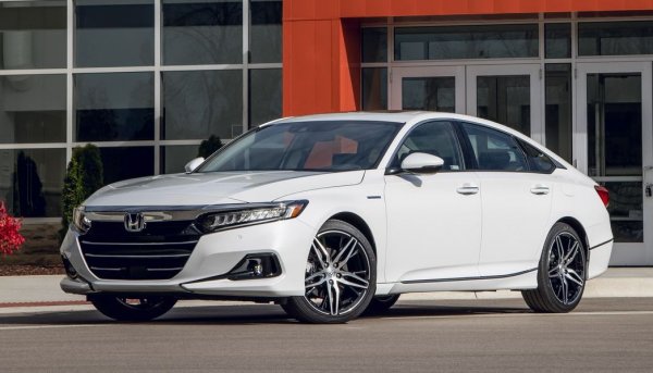 Дори и компания като RR може да предлага опции и в готови пакети. Пакетът Ghost много прилича, да речем, на пакета Special Edition при Honda Accord - в смисъл, че предлага комбинация от най-различни неща. Цените също са близки. Но не на двата пакета, разбира се, а цената на пакета Ghost с цената на цялата Honda Accord. Като хондата все пак е малко по-евтина. 
