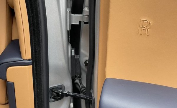 Пантите на вратите при Ghost са триумф на инженерната мисъл - и ги получавате безплатно. Но за логото, ецвано в кожената тапицерия, трябва да доплатите 2050 долара. 
