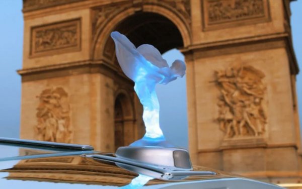 Колкото и да е парадоксално, осветлението на предната решетка не се простира и върху фигурката на Духа на екстаза върху предния капак. Ако искате и тя да е осветена - а иначе вероятно би се почувствала пренебрегната - ще трябва да се изръсите още 4800 долара. За същата цена, която тук означава добавянето на няколко светодиода, при BMW X5 можете да си поръчате панорамен покрив, кожен волан, таван от алкантара и отопление на предните седалки. 
Впрочем RR предлага и прозрачна, светеща фигурка - само че миналата година скучаещите чиновници в Брюксел я забраниха като опасна. 
