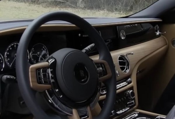 Срамота е да проектирате целия си двуцветен интериор и да пропуснете волана. Ако искате и неговите спици да са в цветова хармония, 1200 долара няма да ви направят чак толкова по-беден.
