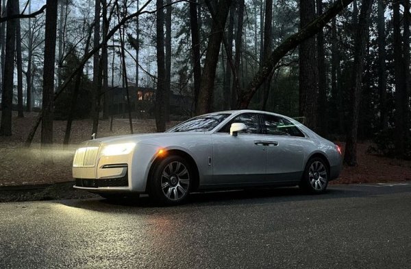 Тръбите на изпускателната система сякаш не са толкова на мода в наши дни. Но ако искате вашите да изпъкват, можете да ги поръчате с хромирани накрайници - 5275 долара. Специалният цвят Premier Silver, с който е боядисана колата на снимката, струва 12 275 долара. Но ако сте жител на някой от онези швейцарски кантони или американски щати, които не изискват задължително колите да имат предни номера, от Rolls-Royce ще отстранят предния ви номер безплатно. 
