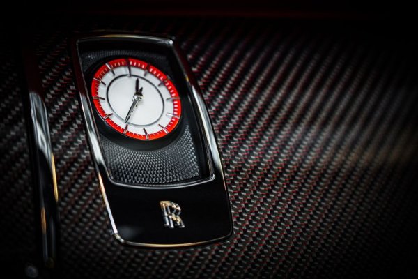 Той също се нарича с любимата на Rolls-Royce дума Bespoke (поръчков) - Technical Bespoke Clock. Цената му е 6200 долара, което си е направо без пари на фона на Bentley Bentayga, където като опция се предлага часовник Breitling за... 170 000 долара. 
