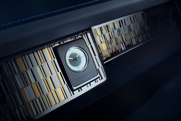 Всичко изредено дотук обаче се отнася до стандартно предлаганите опции. Защото после се намесва ателието за индивидуални поръчки (което, разбира се, се казва Rolls-Royce Bespoke). И за което няма предели. Преди няколко години на конкурса за елегантност в Пебъл Бийч бе забелязан Phantom с допълнителни опции, надули цената до 888 000 долара - просто защото собственикът смятал осмицата за щастливо число. 
