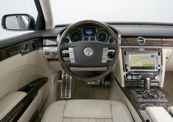 Седанът се предлага и с много богато оборудване. Той разполага с телефон, спътникова навигация със 7-инчов дисплей, седалки с нагряване и вентилация, 4-зонов климатик и дори със система за контрол на влажността, благодарение на която стъклата никога не се изпотяват отвътре. За около 9000 евро получавате версията с 3,0-литров дизел и 240 к.с.