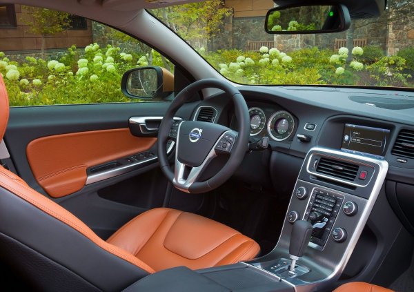 Интериорът на S60 е от кожа, дърво и мека пластмаса. При това, във Volvo използват кожа, която се износва по-трудно, така че дори по-стари автомобили изглеждат напълно приемливо.
