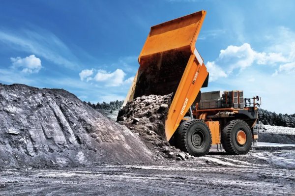 Отрасналите през 80-те години вероятно помнят тази компания като производител на касетофони и касетки. Но тя прави също и това: 500-тонен камион, задвижван от дизелов агрегат Cummins с работен обем 60 литра. Машината предлага даже круиз контрол. 

Дължина: 15.48 метра
Височина: 7.52 метра
Ширина: 8.61 метра
Мощност: 2 850 конски сили
Полезен товар: 296 тона