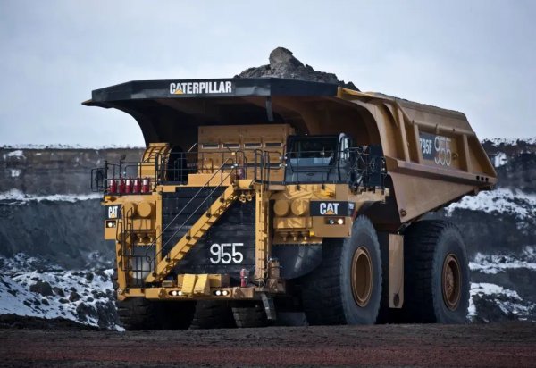 Още един гигантски продукт на американската Caterpillar, който се задвижва от елекрогенератор, захранван от дизелов агрегат. Диаметърът му на завой е 37.8 метра, а с вдигнат товарен отсек се извисява над 15 метра над земята - височината на петия етаж на софийски жилищен блок. 

Дължина: 15.14 метра
Височина: 7.01 метра
Ширина: 9.45 метра
Мощност: 3 440 конски сили
Полезен товар: 313 тона