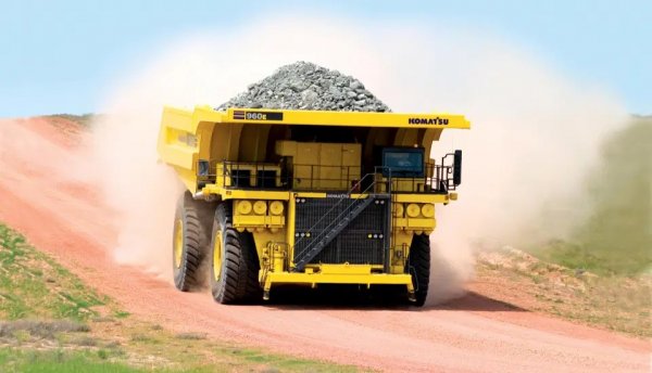 Само 18-цилиндровият дизелов агрегат, който захранва генератора, тежи 11.75 тона. Само 63-цоловите гуми тежат 29.5 тона. Ако случайно се наложи този Голиат да пътува по нормален път, ще са му нужни три ленти.

Дължина: 15.6 метра
Височина: 7.37 метра
Ширина: 9.6 метра
Мощност: 3 500 тона
Полезен товар: 326.6 тона
