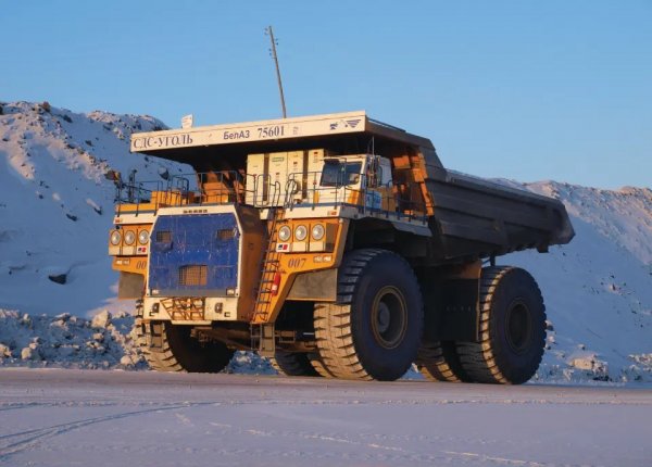 По съветско време строителството на тежки машини бе съсредоточено в Белоруския автомобилен завод в град Жодино. Сред разпадането на СССР компанията БелАЗ продължи успешно да се развива, вече като беларуска. Моделът 75600 се задвижва от 18-цилиндров V-образен турбомотор Cummins QSK 78-C. По-коравата версия може да носи до 360 тона - теглото на 60 африкански слона. 

Дължина: 14.9 метра
Височина: 7.22 метра
Ширина: 9.25 метра
Мощност: 3 500 конски сили
Полезен товар: 360 тона
