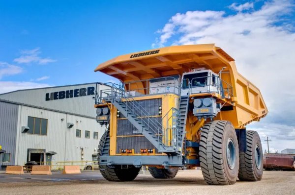 Разполагащата със завод в Пловдив германо-швейцарска корпорация Liebherr далеч не прави само хладилници. Нейният Т284 е най-големият камион от ЕС, с V20 двигател с работен обем 90 литра, или V18 от Cummins със 78 литра. 

Дължина: 15.65 метра
Височина: 7.41 метра
Ширина: 9.67 метра 
Мощност: 3969 конски сили
Полезен товар: 363 тона
