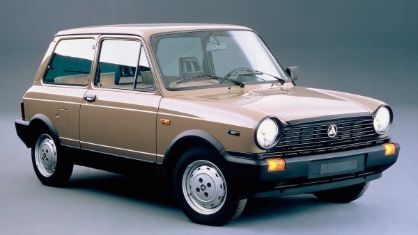 Феновете на състезателните мотоциклети може да се чудят дали Autobianchi има нещо общо с THE Bianchi. Е да. Едоардо Бианки основава своята компания през 1885 г., известна и днес със своите велосипеди. Още през 1899 г. първите автомобили са добавени към гамата, по това време все още под името Bianchi. По време на Втората световна война бомби унищожават фабриките, а през 1946 г. синьор Бианки загива в автомобилна катастрофа.

Години по-късно, през 1955 г., Bianchi, Fiat и Pirelli основават Autobianchi. Продажбите на първия модел - Bianchina, започват през 1958 г., 9 години по-късно Autobianchi вече е изцяло дъщерно дружество на Fiat, което използва марката за пазарни тестове на нова технология за задвижване на предните колела с напречно разположен двигател. 

Моделът Primula е първият автомобил от групата Fiat с това решение. През 1975 г. Autobianchi преминава под контрола на Lancia и до 1995 г. Lancia Y10 продължава да се предлага в Италия с логото на Autobianchi.