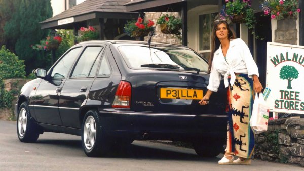 Корейската марка Daewoo се опита да се наложи в Европа в средата на 90-те години със сложни реклами, които затрудняваха произношението на името Daewoo. Ранните модели, като Nexia (на снимката), са базирани на по-стари модели на Opel като Kadett E. Не е изненадващо, тъй като автомобилното подразделение на масивния конгломерат Daewoo води началото си от съвместно предприятие с General Motors.

По време на азиатската криза от 2002 г. General Motors пое подразделението за леки автомобили, а през 2005 г. името се промени на Chevrolet. Продажбите в Европа приключиха през 2015 г.