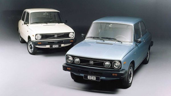 Името DAF все още присъства на настоящите превозни средства, но те са камиони. През 1932 г. компанията &bdquo;Van Doorne's Aanhangwagenfabriek N.V.&ldquo; (DAF) от Холандия започва да произвежда ремаркета, към които са добавени трактори по време на Втората световна война. През 1958 г. е пуснат DAF 600 - първия автомобил на марката.

Неговата основна характеристика беше безстепенната автоматична скоростна кутия, наречена Variomatic, която беше предшественик на днешните CVT трансмисии. През годините автомобилното подразделение на DAF остава малко, въпреки успеха на своите модели.