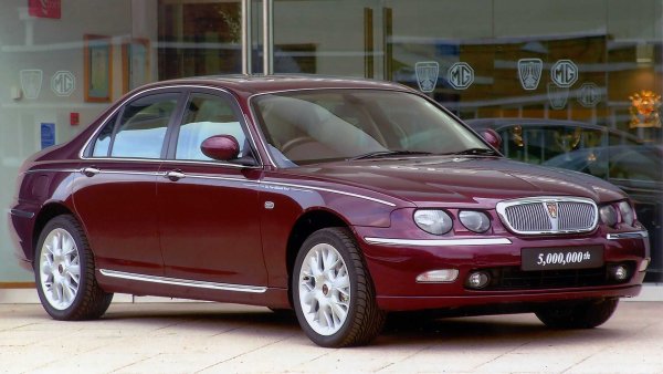 Историята на британската автомобилна индустрия, с нейните проблеми и кризи, изпълва цели книги. Съдбата на Rover е подобна на много други производители на автомобили. Произходът на компанията се връща към конструирането на велосипеди и мотоциклети. Първата кола е произведена през 1904 г. В продължение на десетилетия Rover е иновативен, например с първите Land Rover или с автомобили с турбина. Освен това Rover 2000 беше първата &bdquo;Кола на годината&ldquo; в Европа.

След няколко сливания обаче марката навлезе в низходяща спирала, утежнена от структурните кризи на британската икономика. Едва в началото на 80-те години нещата започнаха да се развиват отново с помощта на Honda. През 1994 г. BMW поема кормилото на Austin Rover, но инвестицията се оказва гробище за милиони долари.

През 2000 г. баварците се отказаха и през 2005 г. MG Rover Group трябваше да обяви фалит. Голяма част от бизнеса отиде в Китай, включително името MG, което сега се завърна в Европа.