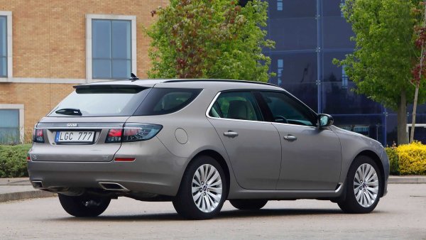 През 1947 г. шведският производител на самолети Saab представя първия си автомобил. Следващите серии, като 96 или 900, станаха легендарни, но никога не постигнаха големи продажбени резултати. През 1989 г. Saab влезе в партньорство с General Motors, а през 2000 г. GM пое изцяло автомобилното подразделение, което се оказа фатално. Американците не инвестираха достатъчно в Saab, а феновете на марката не приеха факта, че нейните модели са твърде близо до тези Opel.

Произведени са само 33 прототипа от последния нов Saab, 9-5 SportCombi (на снимката). През 2014 г. последният Saab, базиран на 9-3, слезе от производствената линия. Бойните самолети продължават да се произвеждат под името Saab днес и аеронавигационната компания вече е собственик на марката Saab за всяко автомобилно производство.
