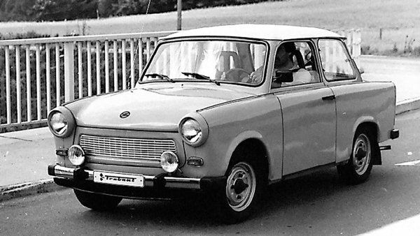 Trabant без съмнение беше &bdquo;колата на ГДР&ldquo;. Старият VEB Sachsenring идва от бившите фабрики на Audi и Horch в Цвикау, а двутактовата технология на Trabant - от DKW. През 1958 г. на пазара излиза доста модерният за времето си Trabant P 50.

Последното реално и видимо развитие на Trabant е P 601 от 1964 г., с двутактов двигател и максимум 26 к.с. През 1990 г. обаче колата вече е безнадеждно остаряла, а липсата на пари и закостенялата икономическа система на социализма водят до края на марката. Той става факт година по-късно, когато производството на Trabant приключи. Последва опит за завръщане през 2009 г. с електромобила nT, но той пропадна много бързо.