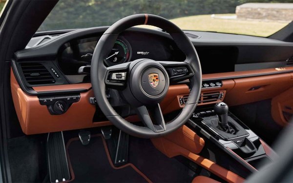 Интересното е, че германците направиха ярко символично намигване към олдскул феновете на марката. 911 S/T е оборудвано ексклузивно с ръчна скоростна кутия, съчетана с 4,0-литров двигател с атмосферно пълнене . Очевидно модификацията е предназначена за спортна употреба. Това ясно се доказва от решения като въглеродно-керамични спирачки, композитни панели на каросерията и други атрибути на пистовите коли.
