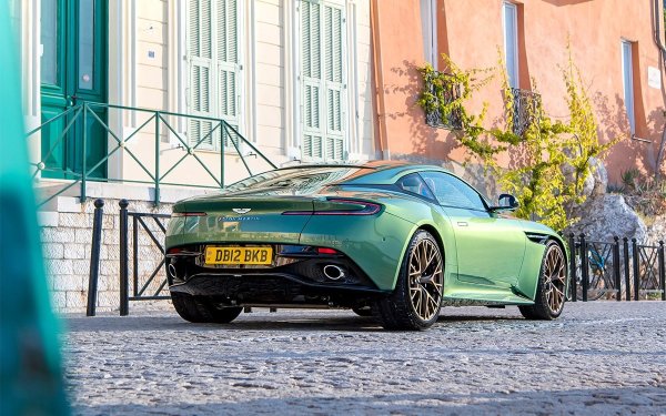 Представен през май 2023 г., новият Aston е наистина нов. И дори не става въпрос за характеристики или външни форми. Още през 2016 г., когато дебютира, предшественикът на DB11 беше основателно обвинен в скучен интериор, който не отговаря нито на статуса, нито на духа на епохата. DB12 се поучи от грешките от миналото и едва ли някой днес би казал, че вътрешността на колата е скучна или недостатъчно луксозна.
