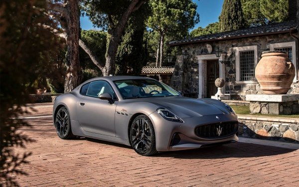 Мощност: 829 к.с.

Максимална скорост: 320 км/ч

Трансмисия: 8-степенна автоматична скоростна кутия, задвижване на всички колела
