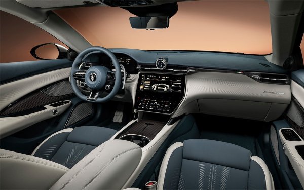 И това не е всичко - 1350 Нм въртящ момент изстрелват купето до сто за 2,7 секунди, а максималната скорост е 320 км/ч. Вече в базата GranTurismo Folgore има задвижване на всички колела и многорежимно електронно контролирано окачване.
