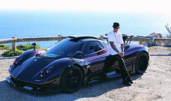 &ldquo;LH&rdquo;, както може би се досещате, означава &ldquo;Lewis Hamilton&rdquo;. Уникалната хиперкола със 7,3-литров V12 от Mercedes е със също така уникален пурпурен цвят отвън и в салона. Люис обожава звука на машината, но не е най-големият фен на поведението й, което може би обяснява катастрофата с нея през 2015 година на път за дома.

"Zonda е отвратителна за шофиране. Може би е най-добре звучащата кола, която имам, но управлението й е ужасно. Поръчах си я с ръчни скорости, защото не харесвам автоматика на Pagani. Той е по лош от онзи, който имаше моя Smart Roadster преди години. Обичам бързите трансмисии, а това съм по-критичен от повечето клиенти. Ако някога създам собствена суперкола, тя ще е с механични скорости".