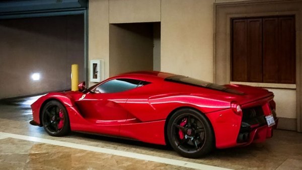 Любимият цвят на Хамилтън е бонбонено червеният, за предпочитане с лъскави черни акценти. В такава окраска бе и личния му самолет Challenger 605, от който се отказа поради екологични съображения (както и заради скандал с избягване на данъци). Но и сега има нещо почти толкова бъро и червено: Ferrari LaFerrari, постигащо ускорение от 0 до 100 за 2,4 секунди и максимална скорост от 350 км/ч.

И тук, след излизането на откритата версия 3 години по-късно, Люис иска да я има и я купува. От тогава, стойността на перлено бялата машина се е удвоила - от 2 милиона паунда, когато е купена, на над 4. Пилотът е доста стриктен по отношение на това, колко да си играе с придобивките: "В Лос Анджелис имам платформа и механик. Ако реша, че съм си взел адреналина за деня, му звъня и той ме прибира където и да съм". Именно това подклажда слуховете, че състезателят е счупил колата си, след като папараци я заснемат на платформата.