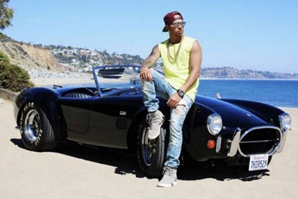 Една от най-интересните придобивки на Люис е Shelby 427 Cobra от 1966 година. Машината е толкова ценна, че той не иска да я повреди от каране - затова си купува още една. Създадена от легендарния Карол Шелби, тази версия на AC Cobra е с уникално шаси и окачване и апокалиптичен 7-литров двигател на Ford.

"Когато я открих (първата), звъннах на Карол Шелби да я провери за мен и той каза, че е една от най-добрите, които е виждал от доста време. Карол почина месец по-късно, а аз купих още една, производство 1967 г. Използвам нея, защото искам да запазя първата перфектна".
След смъртта на Шелби през 2012 година, стойността на 427 е нараснала четворно. Вероятно двете машини на Хамилтън сега струват около  5 милиона евро.