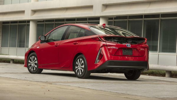 Тази версия на Prius има същите отлични качества като стандартния модел, като дори малко го превъзхожда по надеждност. А предимствата му са по-голямата батерия и възможността за зареждане.