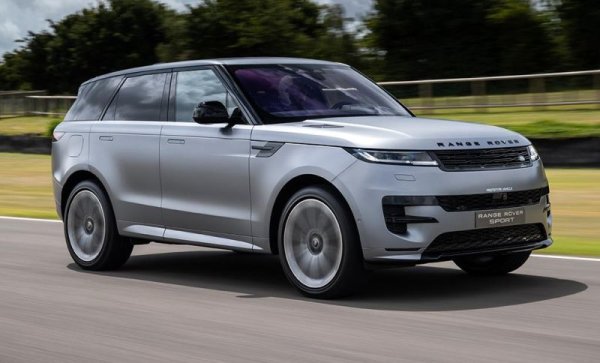 Средният по размери SUV на Range Rover получи ново поколение в края на миналата година и това даде очевиден тласък на продажбите - всъщност на него се падат точно две трети от всички продажби на компанията Land Rover у нас. От останалите шест модела единствено Defender е пласирал двуцифрено число автомобили през 2023. 
