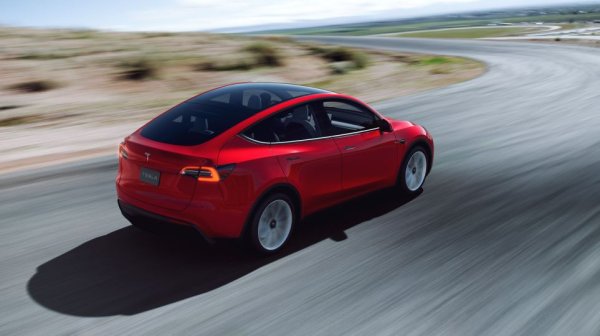 Много хора смятат, че семплият интериор, неособено скъпите материали и посредственото качество на сглобка изключват Tesla от премиум сегмента. Но това, което единствено има значение в случая, е цената - а въпреки скорошните отстъпки за Европа, Model Y си остава осезаемо по-скъп от конкурентите в масовия сегмент. 92 регистрации за четири месеца е доста добро постижение за автомобил, който дори не се предлага официално в България.
