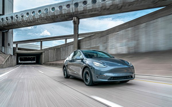 В своята нова книга репортерът на The Wall Street Journal - Тим Хигинс, разказва за сериозен конфликт между Илон Мъск и групата водещи инженери начело с Дъг Фийлд. Причината за разногласията е било желанието на шефа на компанията да пусне на пазара Model Y без традиционния волан. Специалистите не са приели новаторското виждане на шефа си, а самият Фийлд твърди, че Мъск непрекъснато се е намесвал при създаването на машината.

В крайна сметка електрическият кросоувър е бил проектират с традиционно кормило, но конфликтът на Фийлд с Илон Мъск е струвал работното място на инженера, който през 2018 година напусна Tesla.