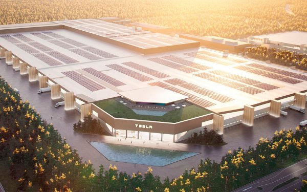 Стартът на производство на електромобили в европейския завод край Берлин, който е известен и като &bdquo;Гигафабрика 4&ldquo;, беше отложен за януари догодина. Първоначално конвейерът трябваше да тръгне през юли тази година, но това не стана. А причината е, че компанията на Мъск нямаше разрешително за работа, а също така имаше и проблеми с производствената площадка за акумулатори.

Освен това, строителството на завода стана причина за масово недоволство от страна на местните еколози, които обвиниха Tesla в използване на опасни тръби за отвеждане на промишлените води. Протестиращите са категорични, че това нарушение може да доведе до отравяне на питейната вода в района.