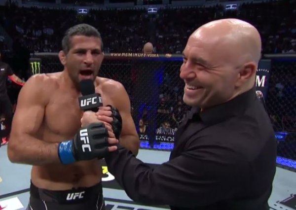 Клиентите на Tesla неведнъж са се оплаквали от прекалено дългото чакане за поръчан електромобили, като понякога то продължава повече от година и половина. MMA-боецът Бенил Дариуш явно не е съгласен с това и след победата си в турнира на UFC в ефир се обърна директно към Илон Мъск. Спортистът разкри, че е поръчал своята Tesla още през декември 2020п година, но колата все още не му е доставена. Малко по-късно Мъск отговори с пост в Twitter, като се извини за забавянето и обеща, че машината ще пристигне в най-кратки срокове.
