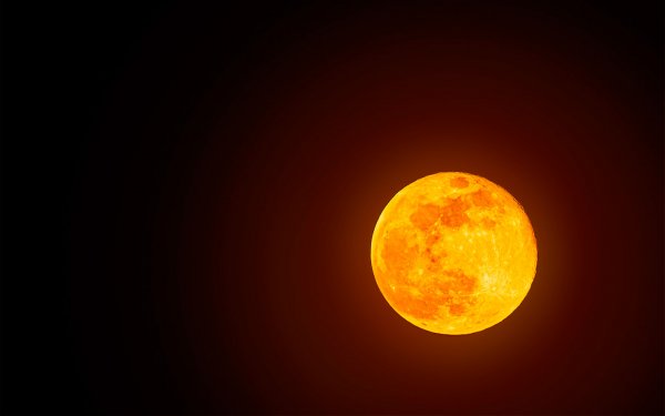 Собственици на автомобили Tesla съобщиха за няколко случая за много странни сривове в електрониката. Например, при една от машините системата за полуавтоматично управление погрешно е приела Луната за жълт сигнал на светофара и след това електрониката е започнала да подава сигнали на водача за необходимост от намаляване на скоростта.

Друга машина на Tesla, паркирана в близост до гробище, фиксирала &bdquo;невидим&ldquo; човек. Неговият силует се появил на монитора в салона, въпреки че пред колата реално не е имало никого. И в този случай електромобилът е бил на режим за автономно движение.