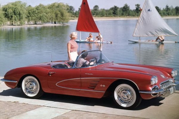 Така нареченият "малък блок" V8 за първи път е инсталиран на спортния Chevrolet Corvette и на седана Chevrolet Bel Air. Този двигател има обем от "само" 4,7 литра. По-късно започва да се използва в множество модели на концерна GM. Подобно на споменатия по-горе Ford Windsor, днес този двигател може да бъде закупен отделно. Според най-консервативните оценки, GM е произвела над 100 милиона двигателя от това семейство. Двигателят се използва в следните модели: Acadian, Beaumont, Buick Roadmaster, Cadillac Brougham, Escalade, Fleetwood и Fleetwood Sixty Special, Checker Marathon и Taxi, Chevrolet Bel Air, Camaro, Caprice, Chevelle, Corvette, El Camino, Express, Impala, Monte Carlo, Monza, Nova, Suburban и Tahoe, GMC Carryall, Savana, Sierra, Suburban и Yukon, Gordon Keeble, Hummer H1, ISO Grifo и Lele, Oldsmobile Custom Cruiser, Omega, Starfire, Pontiac Bonneville, Firebird, Grand LeMans, Grand Prix, Parisienne, Sunbird и Ventura.