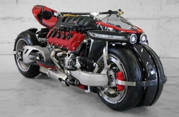 Непрактичният, но изключително интересен Tomahawk изглежда е вдъхновил друго безумно четириколесно.
Създаден от френския производител на каросерии Lazareth, който си е създал име с някои впечатляващи конструкции, този така наречен muscle велосипед включва най-модерното независимо окачване, задвижване на четирите колела и не на последно място - Maserati V8 двигател.
