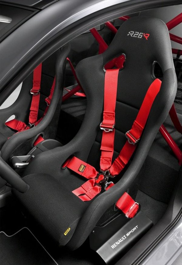 Вътре в купето R26 е оборудван със спортни седалки Sabelt, екипирани със състезателни колани