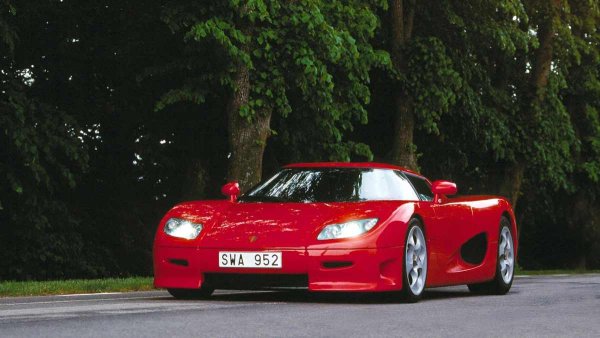 Първият автомобил на Koenigsegg, хиперколата със средно разположен двигател CC8S, е вписана в Книгата на рекордите Гинес през 2002 г. като притежател на най-мощния сериен двигател. Производството на модела обаче може само условно да бъде наречено масово: произведени са само шест CC8S. Следователно, титлата за най-мощния автомобил отиде при Ferrari Enzo.

Няма обаче въпросителни относно мощността на бензиновия 4.7-литров V8: турбодвигателят развива 664 конски сили и 750 Нм въртящ момент и няма аналози по своето време. Между другото, тогава Koenigsegg още не е производител на двигатели. За CC8S моторът е изработен по поръчка от италианската компания CIMA на базата на Ford V8.
